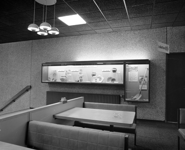 880203 Afbeelding van een vitrine met in de winter van 1977-1978 tijdens de verbouwing opgegraven voorwerpen, in het ...